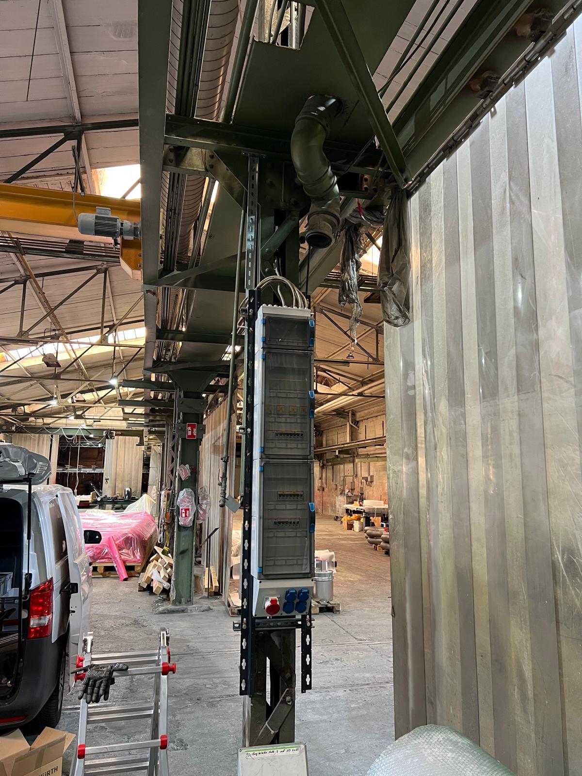 Neu eingebaute Elektroverteilung im Industriegebäude in Dortmund
