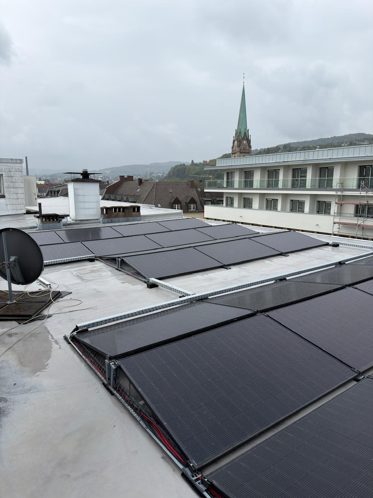 Installierte Solarmodule auf einem Flachdach in Hagen mit Blick auf die Umgebung