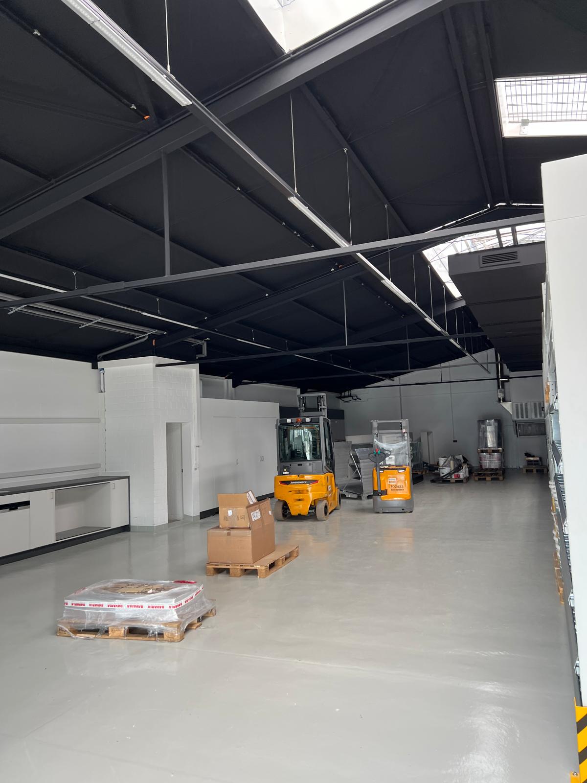 Längliche Leuchten unter der Hallendecke beim Projekt in Velbert