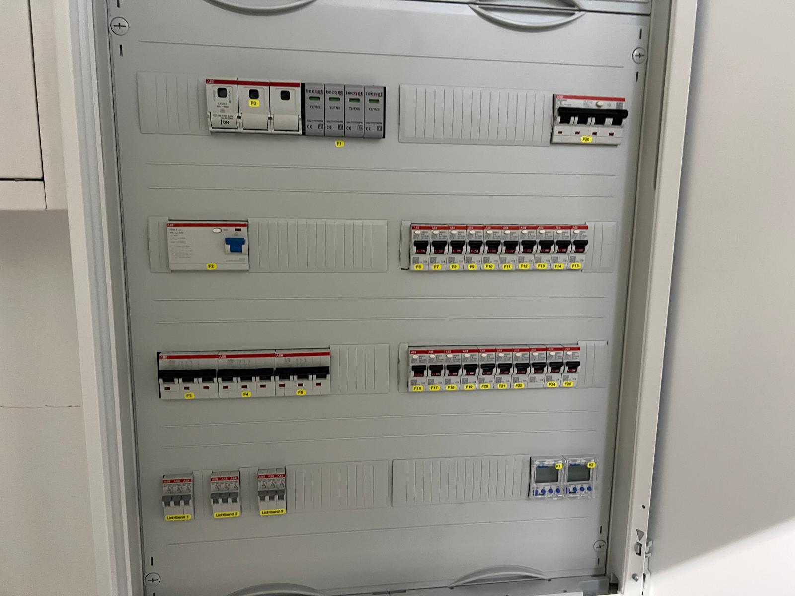 Elektroverteilung mit gekennzeichneten Stromkreisen beim Projekt in Velbert