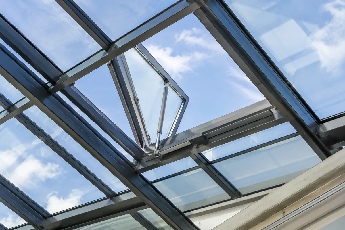 Geöffnete Rauchabzugsklappe in einem Glasdach